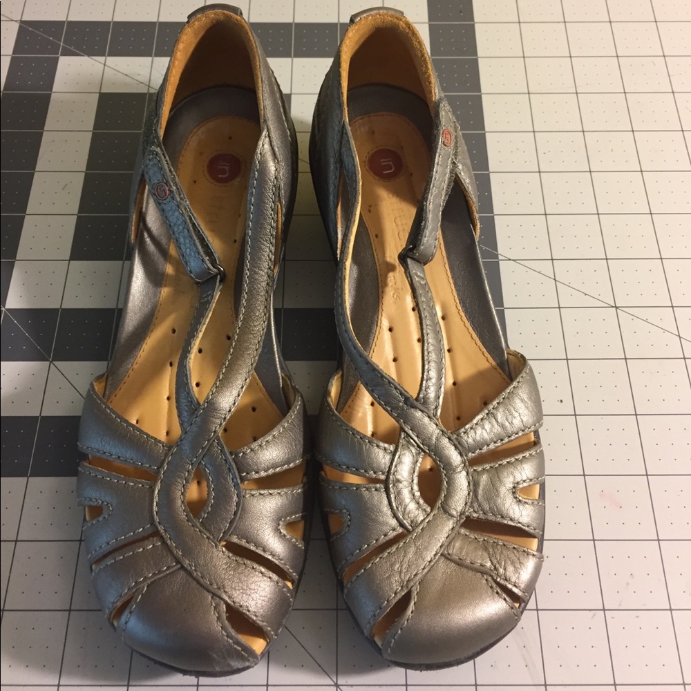 Grey Clark’s unstructured sandals size 6.5